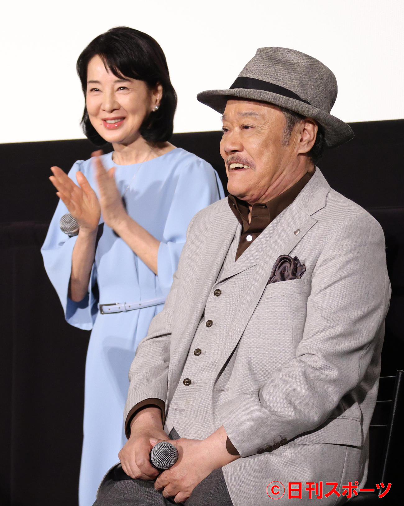 映画応援歌「いのちの停車場」を熱唱した西田敏行（右）に感謝の拍手を贈る吉永小百合（撮影・中島郁夫）