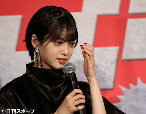 映画「ザ・ファブル」満員御礼舞台あいさつで岡田准一のツッコミに動揺する平手友梨奈(撮影・河野匠)