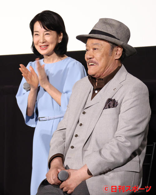 映画応援歌「いのちの停車場」を熱唱した西田敏行(右)に感謝の拍手を贈る吉永小百合(撮影・中島郁夫)