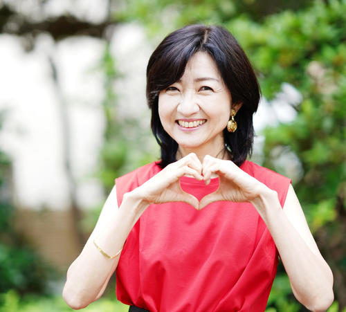 ハートマークをリクエストすると笑顔で応えてくれた寺田理恵子（撮影・菅敏）
