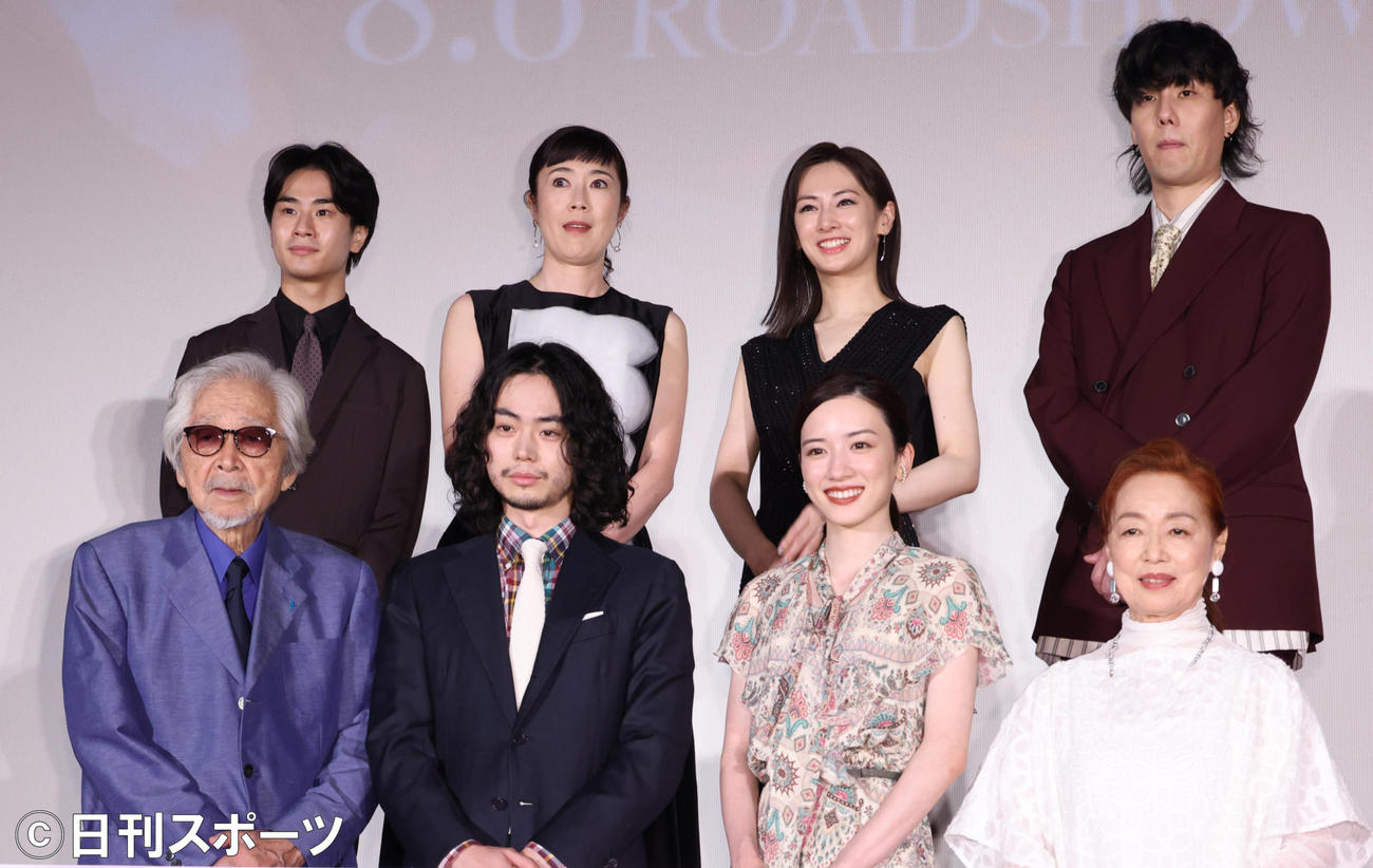 映画「キネマの神様」完成披露試写会で記念撮影する前列左から山田洋次監督、菅田将暉、永野芽郁、宮本信子、後列左から前田旺志郎、寺島しのぶ、北川景子、野田洋次郎（撮影・中島郁夫）