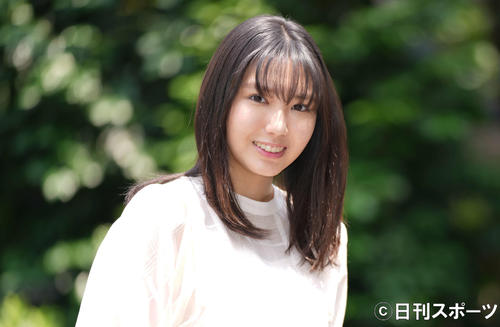 優しい笑顔を見せる沢口愛華（撮影・鈴木みどり）