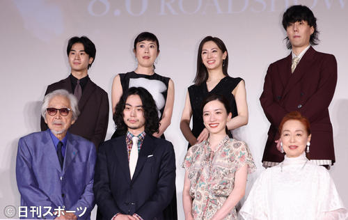 映画「キネマの神様」完成披露試写会で記念撮影する前列左から山田洋次監督、菅田将暉、永野芽郁、宮本信子、後列左から前田旺志郎、寺島しのぶ、北川景子、野田洋次郎（撮影・中島郁夫）