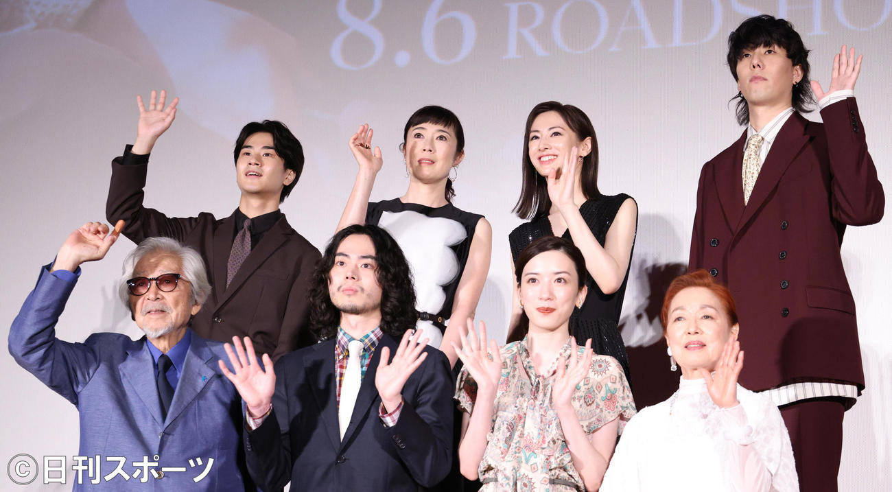 映画「キネマの神様」完成披露試写会で記念撮影する前列左から山田洋次監督、菅田将暉、永野芽郁、宮本信子、後列左から前田旺志郎、寺島しのぶ、北川景子、野田洋次郎（撮影・中島郁夫）
