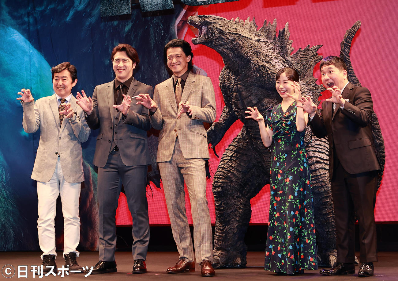 映画「ゴジラVSコング」ジャパンプレミアに出席した、左から笠井信輔アナウンサー、尾上松也、小栗旬、芦田愛菜、田中裕二（撮影・野上伸悟）