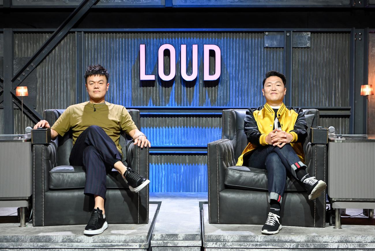 J．Y．Park（左）とPSYプロデュースによる大型オーディション番組「LOUD」が「dTV」で日本独占配信されることが決まった