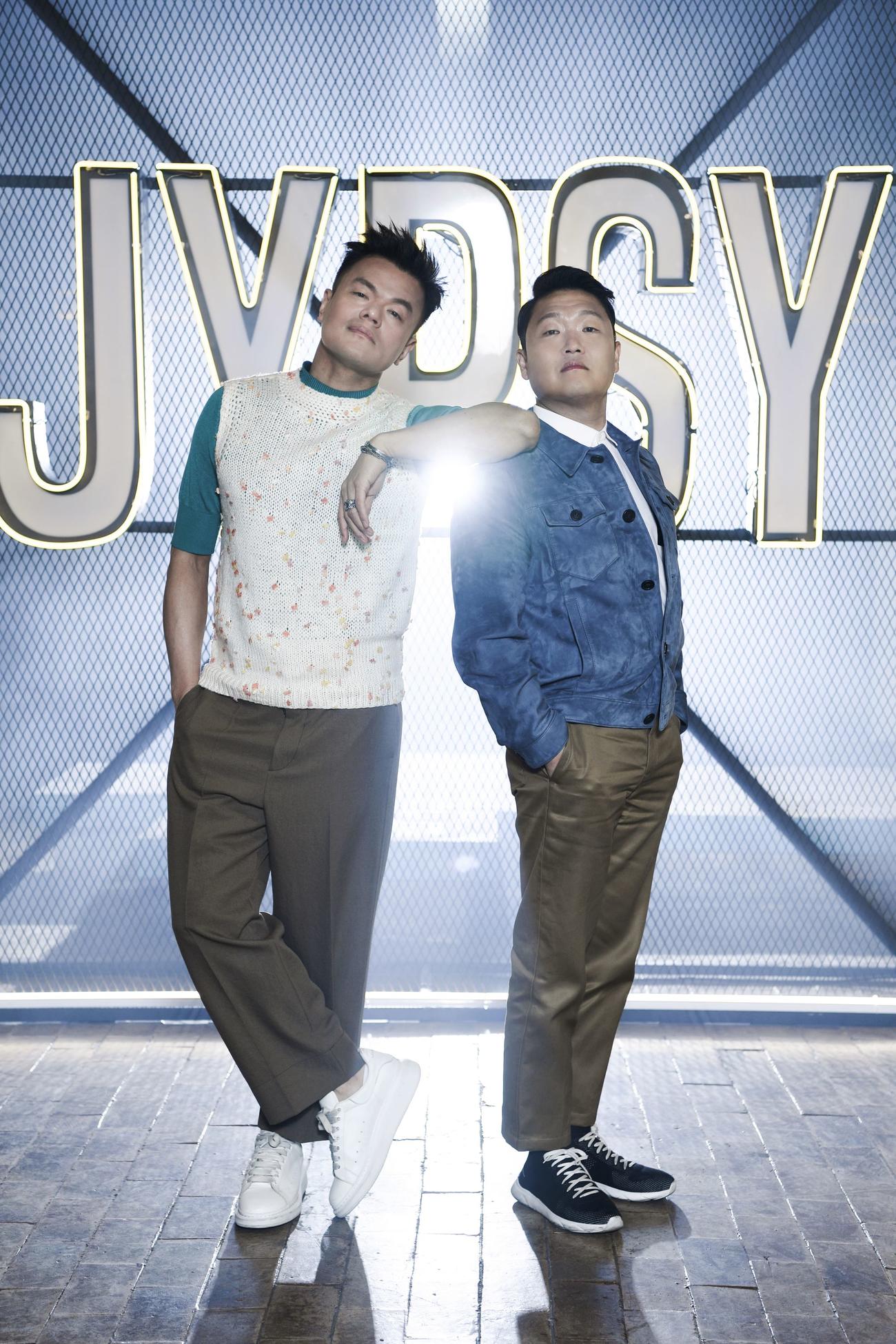 J．Y．Park（左）とPSYプロデュースによる大型オーディション番組「LOUD」が「dTV」で日本独占配信されることが決まった