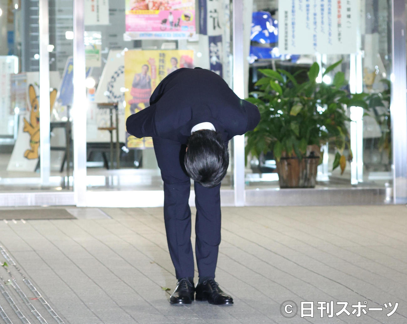東京湾岸署から釈放され、一礼する伊藤健太郎（2020年10月撮影）
