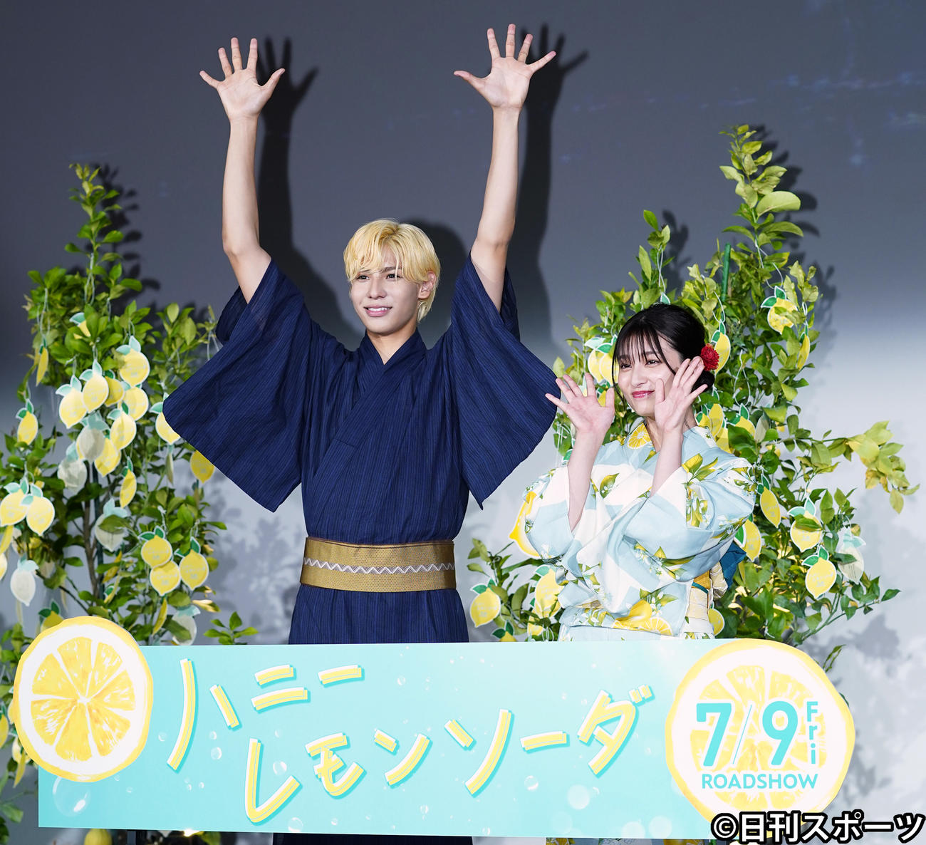 映画「ハニーレモンソーダ」のイベントに浴衣姿で登場し、記念写真に納まるラウール（左）と吉川愛（撮影・菅敏）