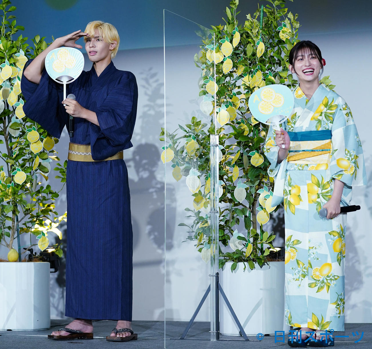 映画「ハニーレモンソーダ」のイベントに浴衣姿で参加し、記念写真に納まるラウール（左）と吉川愛（撮影・菅敏）