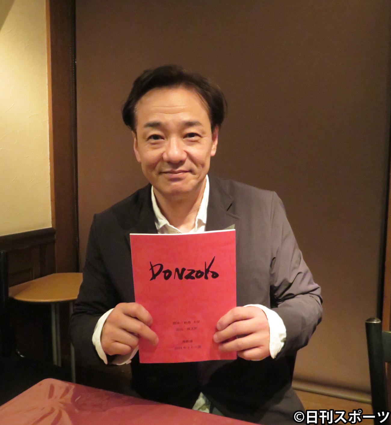 舞台「DONZOKO」の台本を手にする鼓太郎（撮影・小谷野俊哉）
