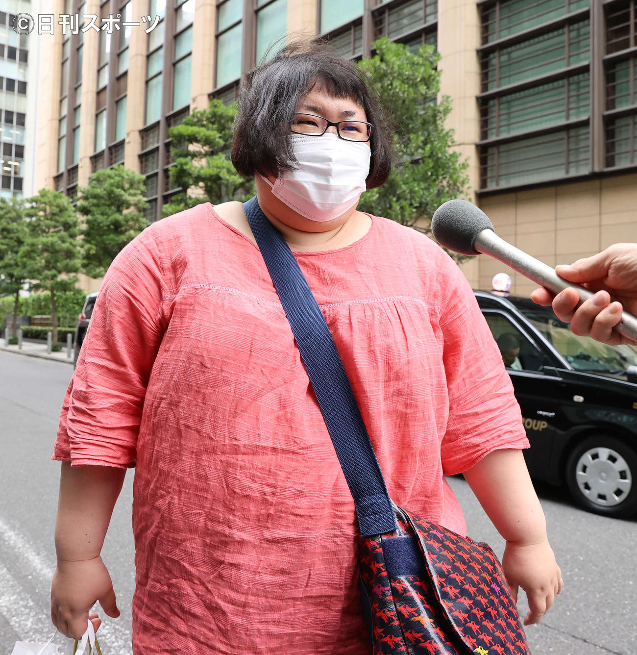 ニッポン放送に集まった報道陣に対応する安藤なつ（撮影・河野匠）