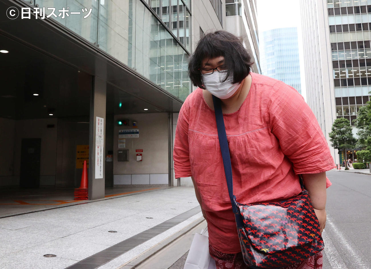 ニッポン放送に集まった報道陣に一礼する安藤なつ（撮影・河野匠）