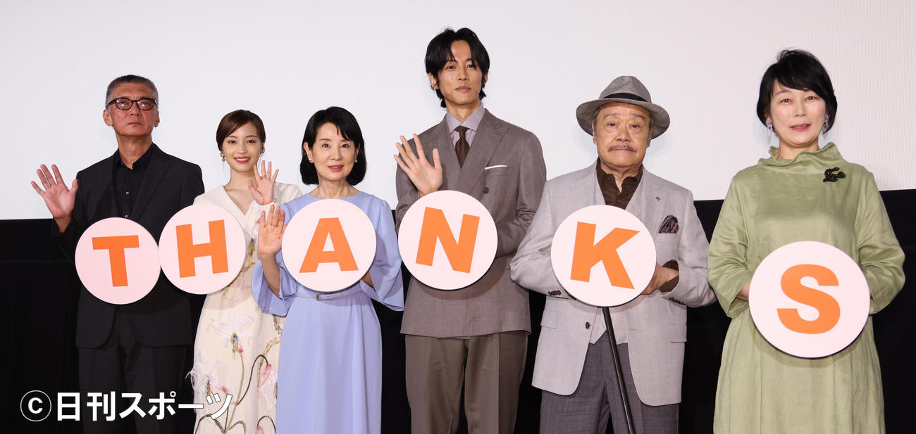 映画応援歌「いのちの停車場」の舞台あいさつを行った左から成島出監督、広瀬すず、吉永小百合、松坂桃李、西田敏行、原作者の南杏子さん（撮影・中島郁夫）