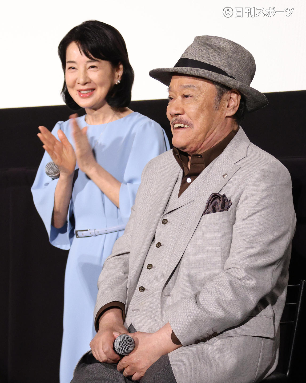 映画応援歌「いのちの停車場」を熱唱した西田敏行（右）に感謝の拍手を贈る吉永小百合（撮影・中島郁夫）