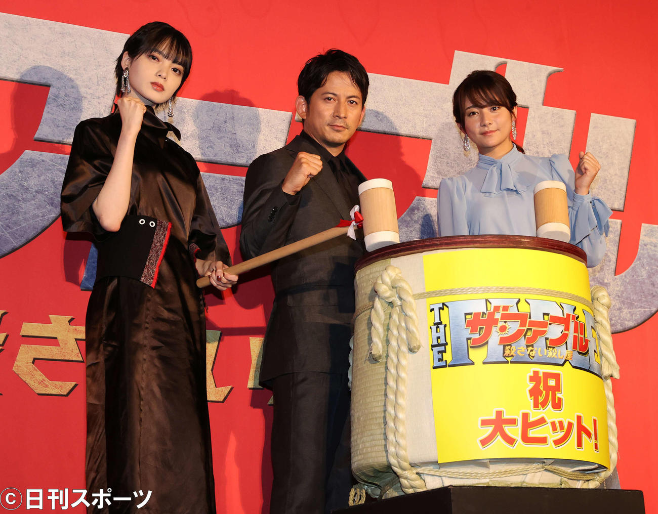 映画「ザ・ファブル」満員御礼舞台あいさつで鏡開きを行った、左から平手友梨奈、岡田准一、木村文乃（撮影・河野匠）