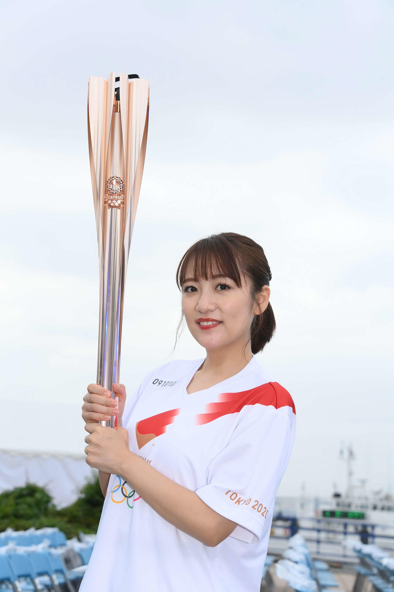 セレモニーでトーチを手にする高橋みなみ（代表撮影）