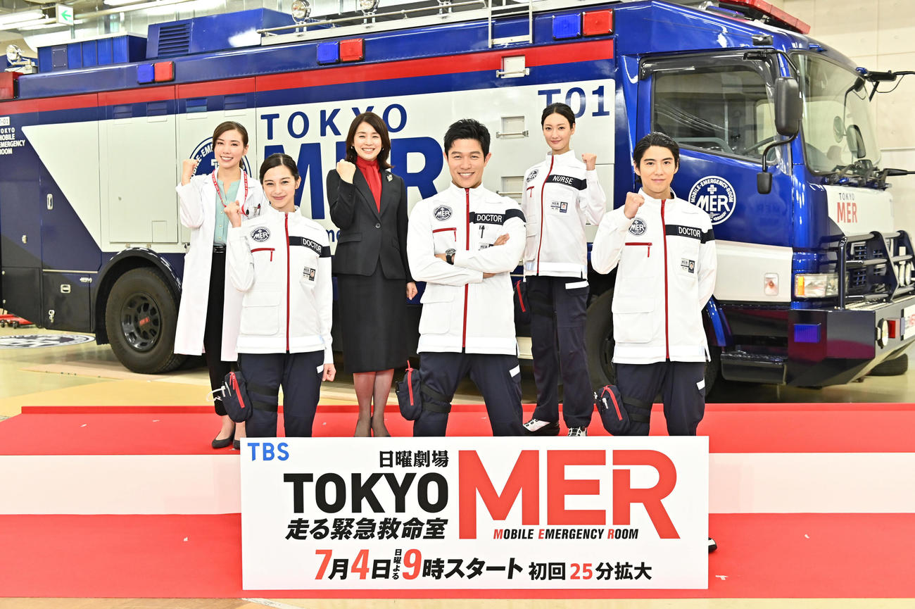 7月4日スタートTBS系連続ドラマ、日曜劇場「TOKYO MER～走る緊急救命室～」に出演する、前列左から中条あやみ、鈴木亮平、賀来賢人。後列左から仲里依紗、石田ゆり子、菜々緒（C）TBS