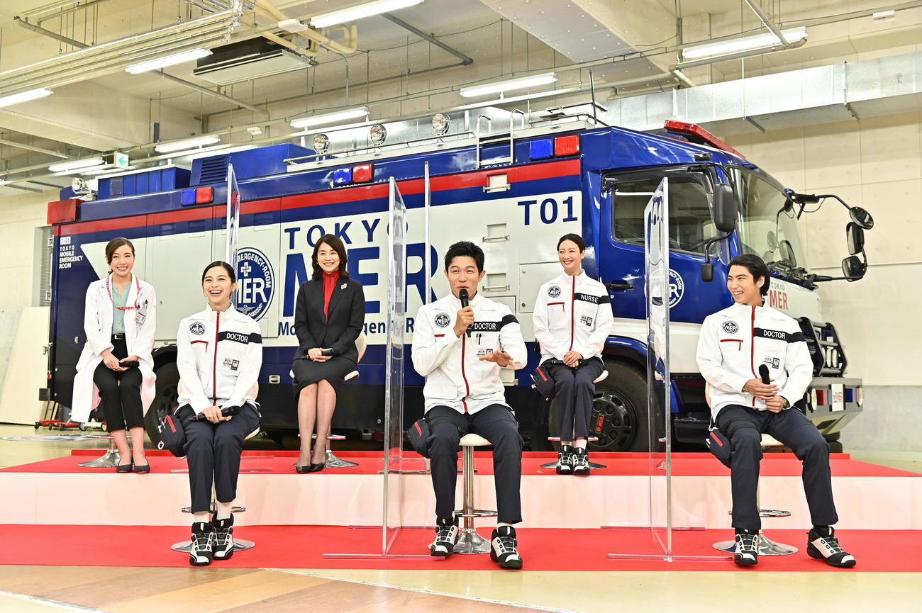 7月4日スタートTBS系連続ドラマ、日曜劇場「TOKYO MER～走る緊急救命室～」に出演する、前列左から中条あやみ、鈴木亮平、賀来賢人。後列左から仲里依紗、石田ゆり子、菜々緒（C）TBS