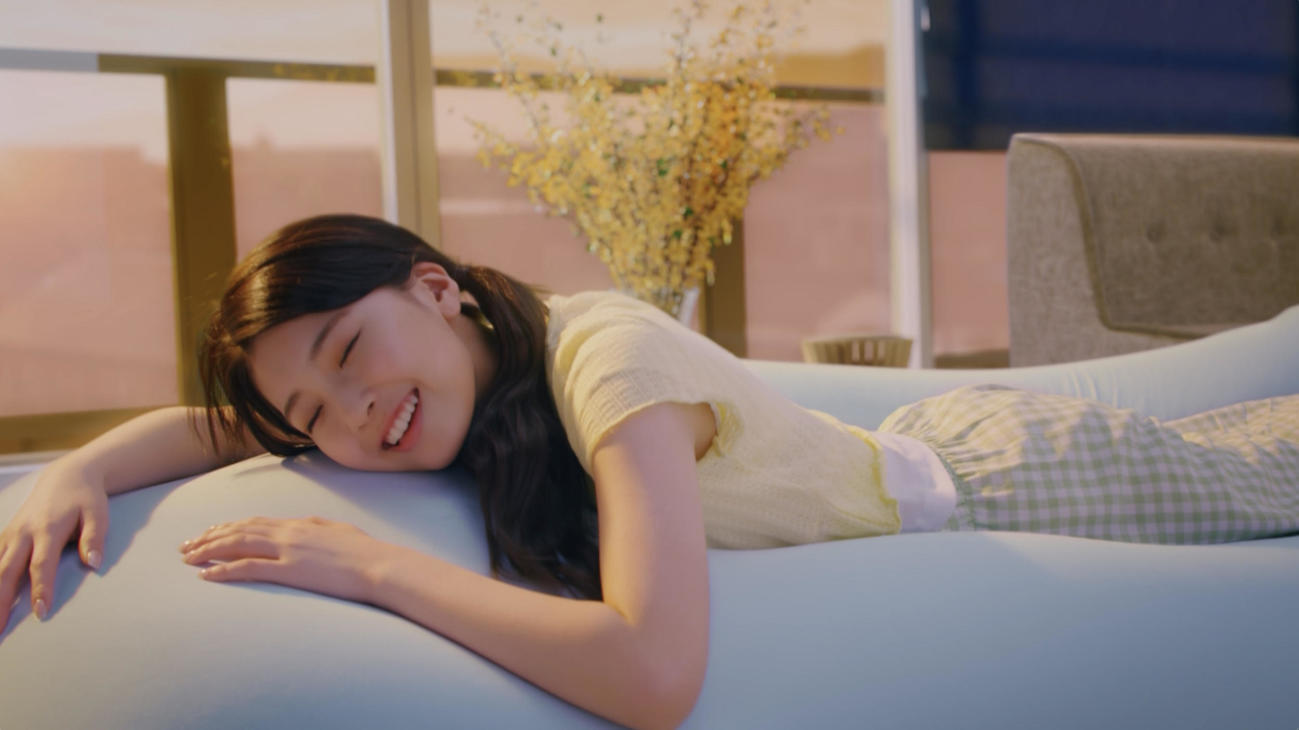 「Yogibo」でくつろぐ、NiziUのMAYUKA