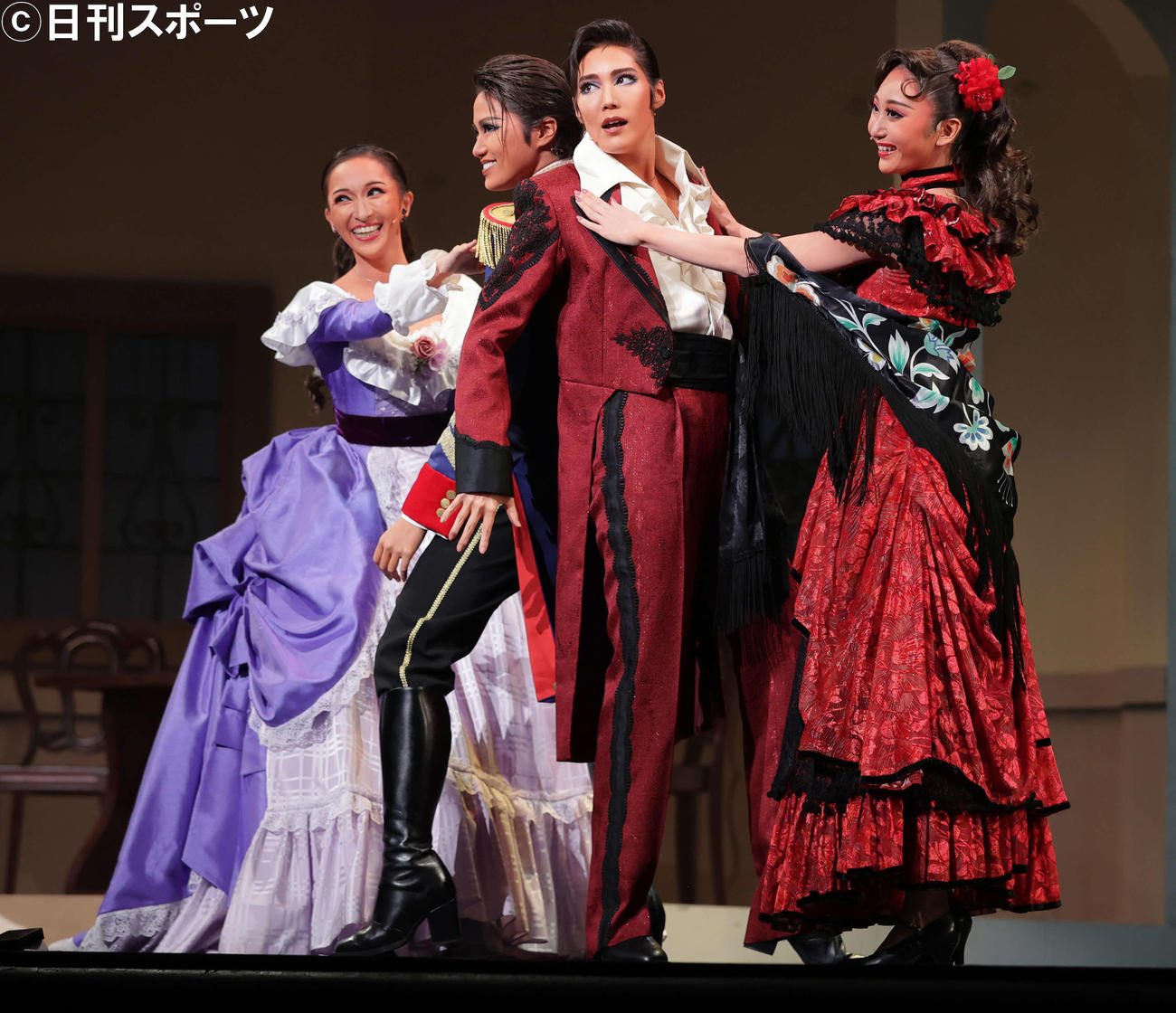 宝塚王道の純愛悲恋もので主演した愛月ひかる（右から2人目）（撮影・清水貴仁）