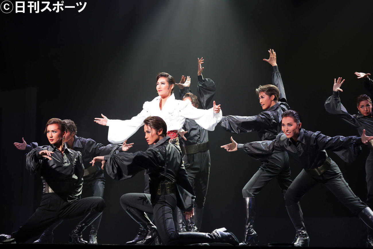 星組へ移って初の主演作で、男役を従えて踊る愛月ひかる（撮影・清水貴仁）