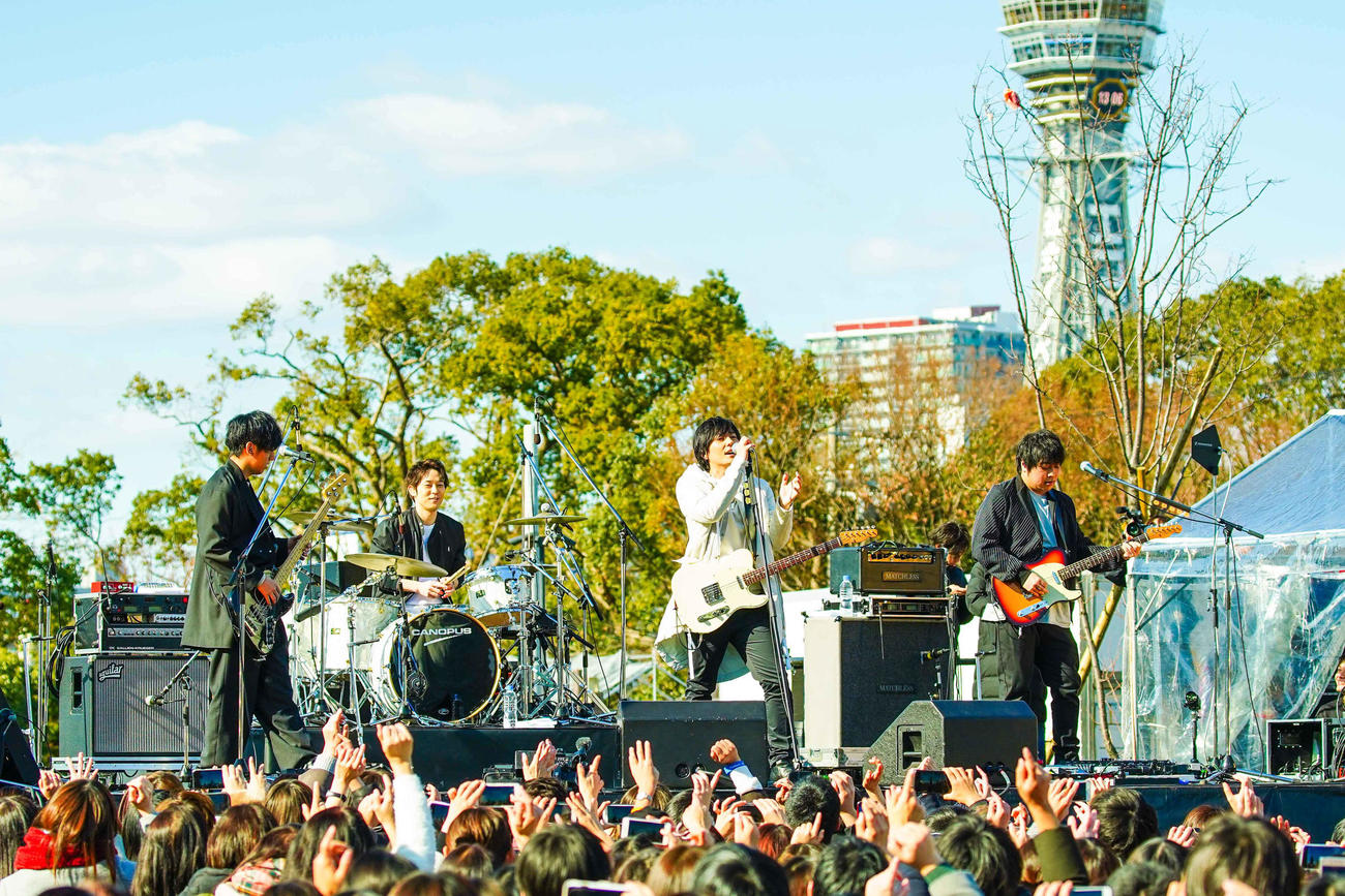 flumpool。左からベース尼川元気、ドラム小倉誠司、ボーカル山村隆太、ギター阪井一生