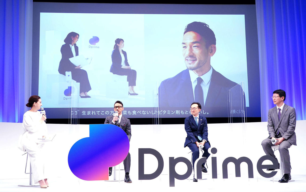 三菱UFJ信託銀行「Dprime」メディア発表会に臨む元サッカー日本代表の中田英寿氏（左から2人目）（撮影・江口和貴）