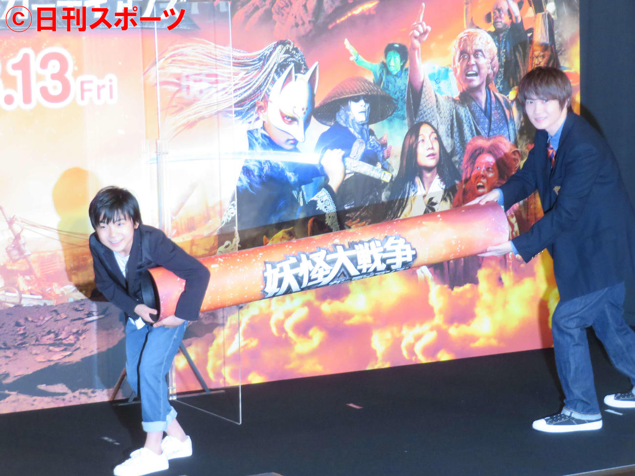 映画「妖怪大戦争　ガーディアンズ」のイベントで、神木隆之介（右）からバトンタッチを受ける寺田心（撮影・村上幸将）