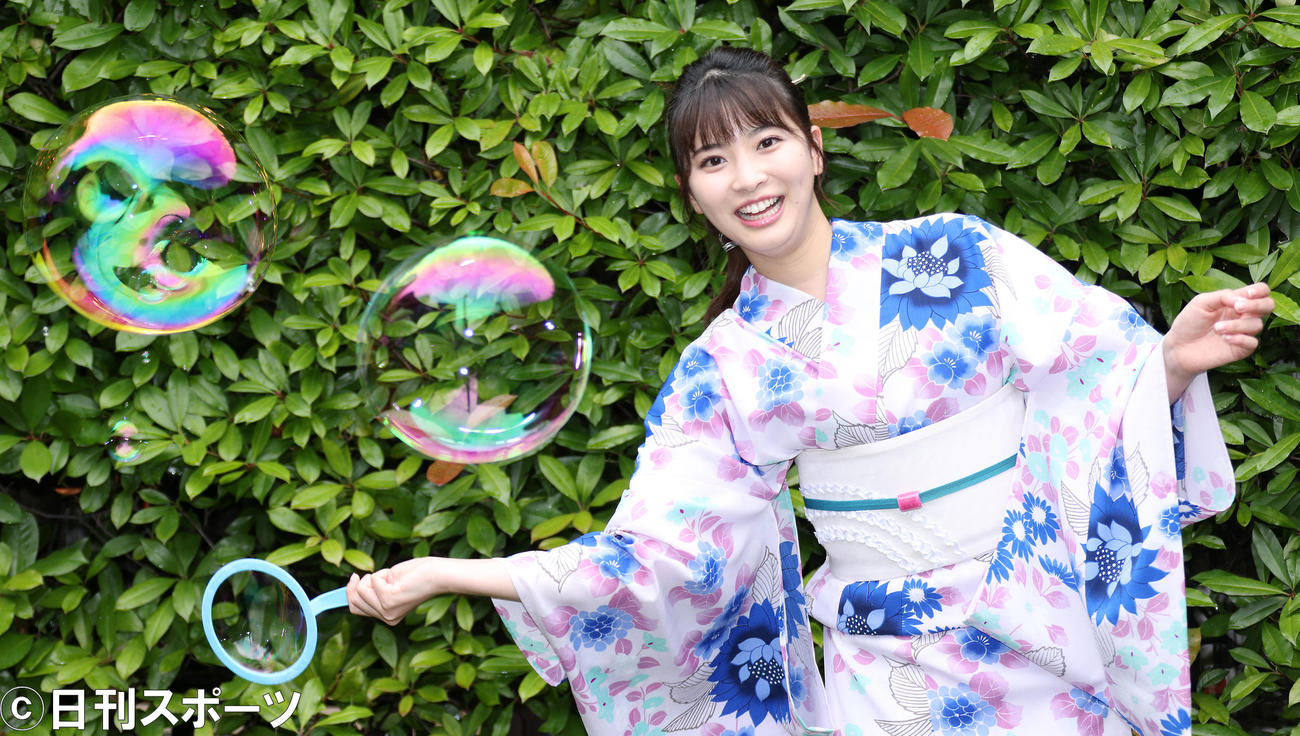 美しい浴衣姿でシャボン玉を作る木下彩音（撮影・中島郁夫）