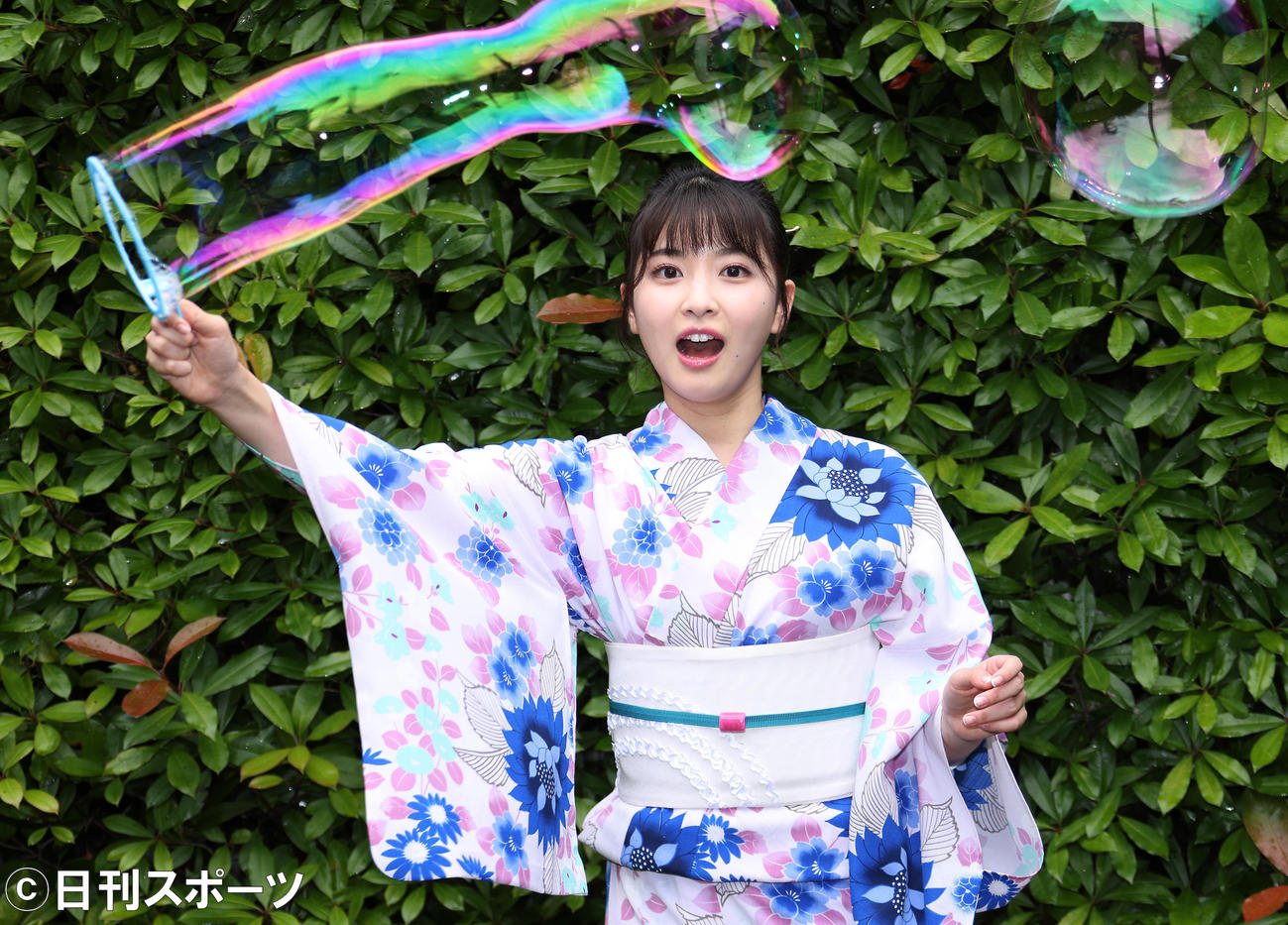 美しい浴衣姿でシャボン玉を作る木下彩音（撮影・中島郁夫）