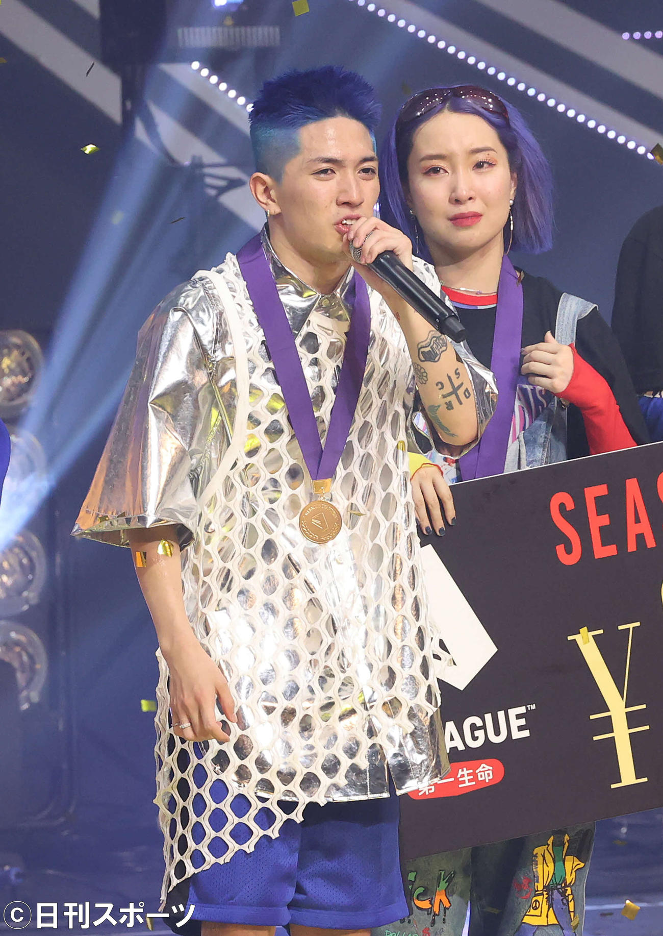 優勝しあいさつするavex ROYALBRATSのKAITA（左）（撮影・河野匠）