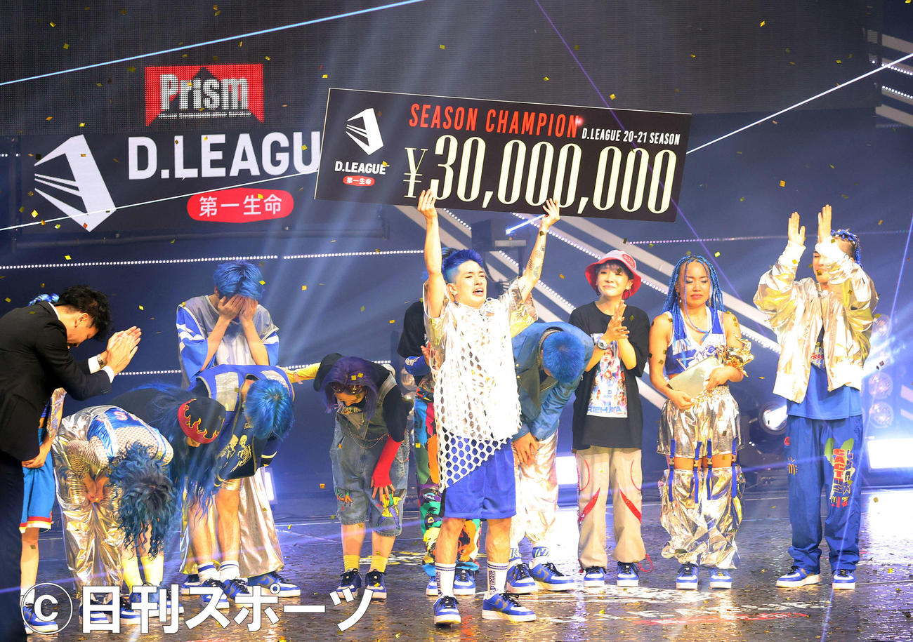 優勝し賞金ボードを掲げるavex ROYALBRATSのKAITA（中央）（撮影・河野匠）