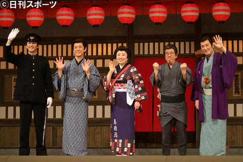 舞台「おあきと春団治~お姉ちゃんにまかしとき~」の初日前会見に出席した、左から金子昇、西川忠志、藤山直美、西川きよし、田村亮