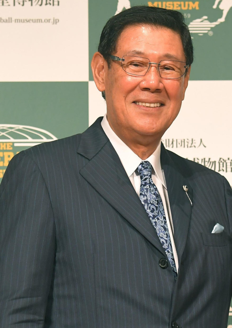 殿堂入り表彰で記念のレリーフを贈呈された田淵幸一氏