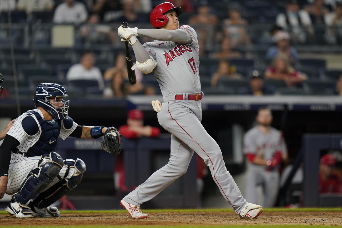 28号本塁打を放つ大谷（21年6月30日＝AP）