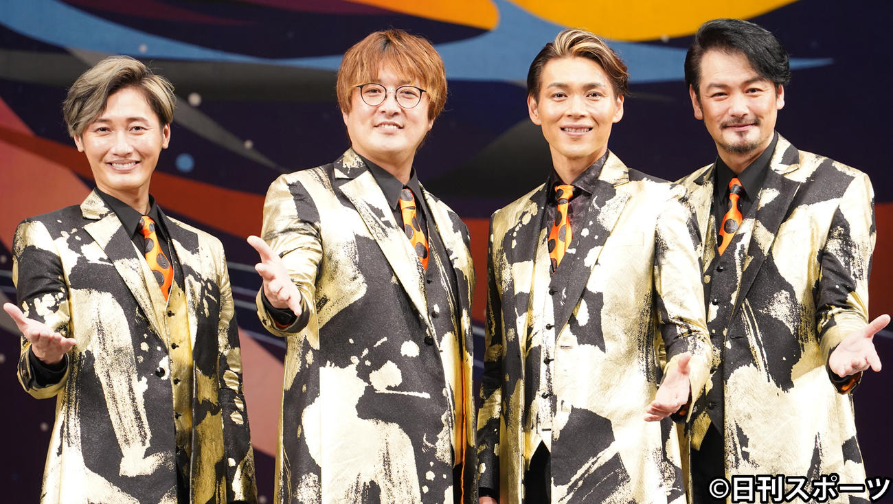 初日会見を行った、左から純烈の後上翔太、酒井一圭、白川裕二郎、小田井涼平（撮影・佐藤勝亮）