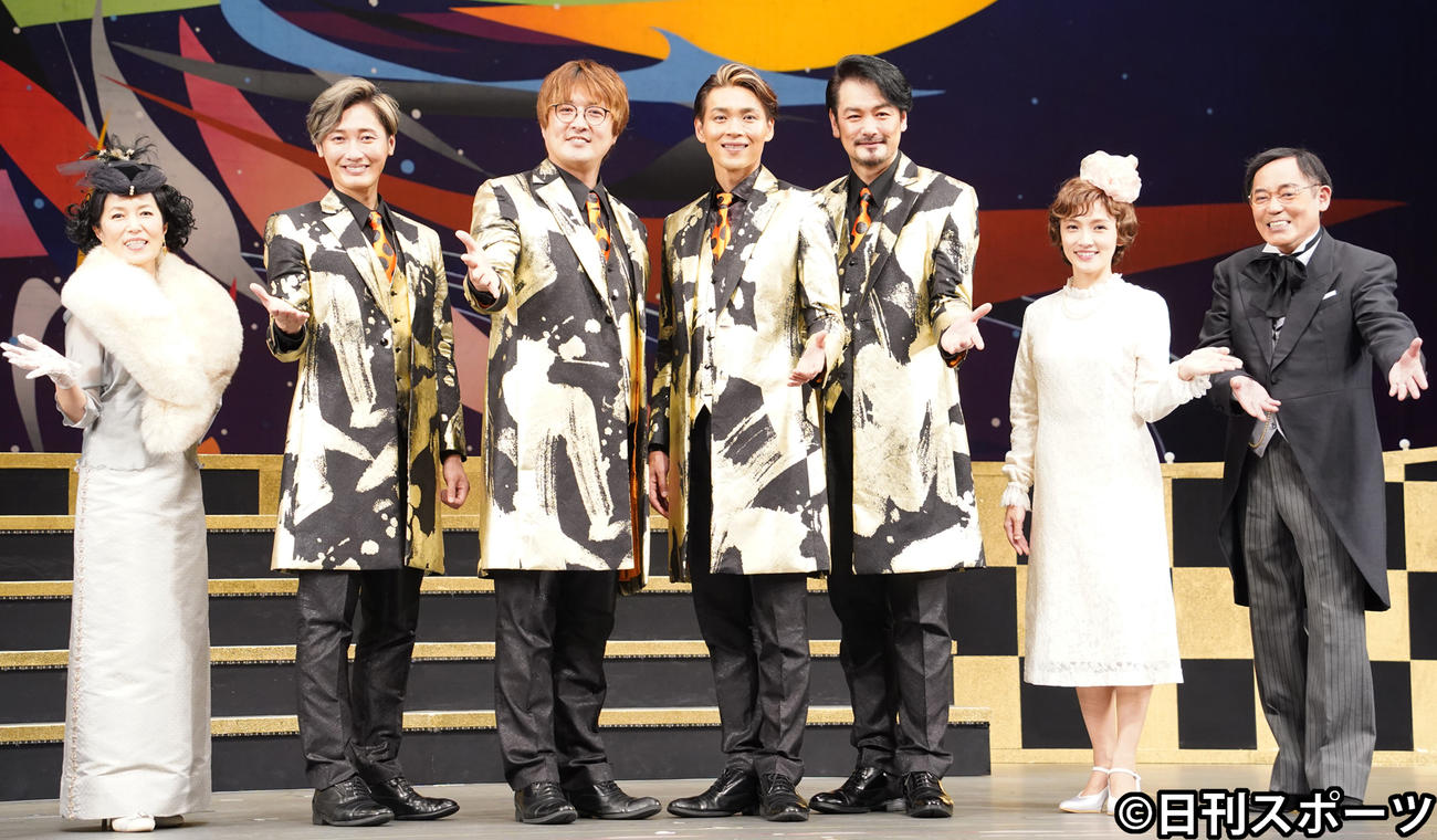 初日会見を行った、左から磯野貴理子、純烈の後上翔太、酒井一圭、白川裕二郎、小田井涼平、星野真里、曽我廼家寛太郎（撮影・佐藤勝亮）