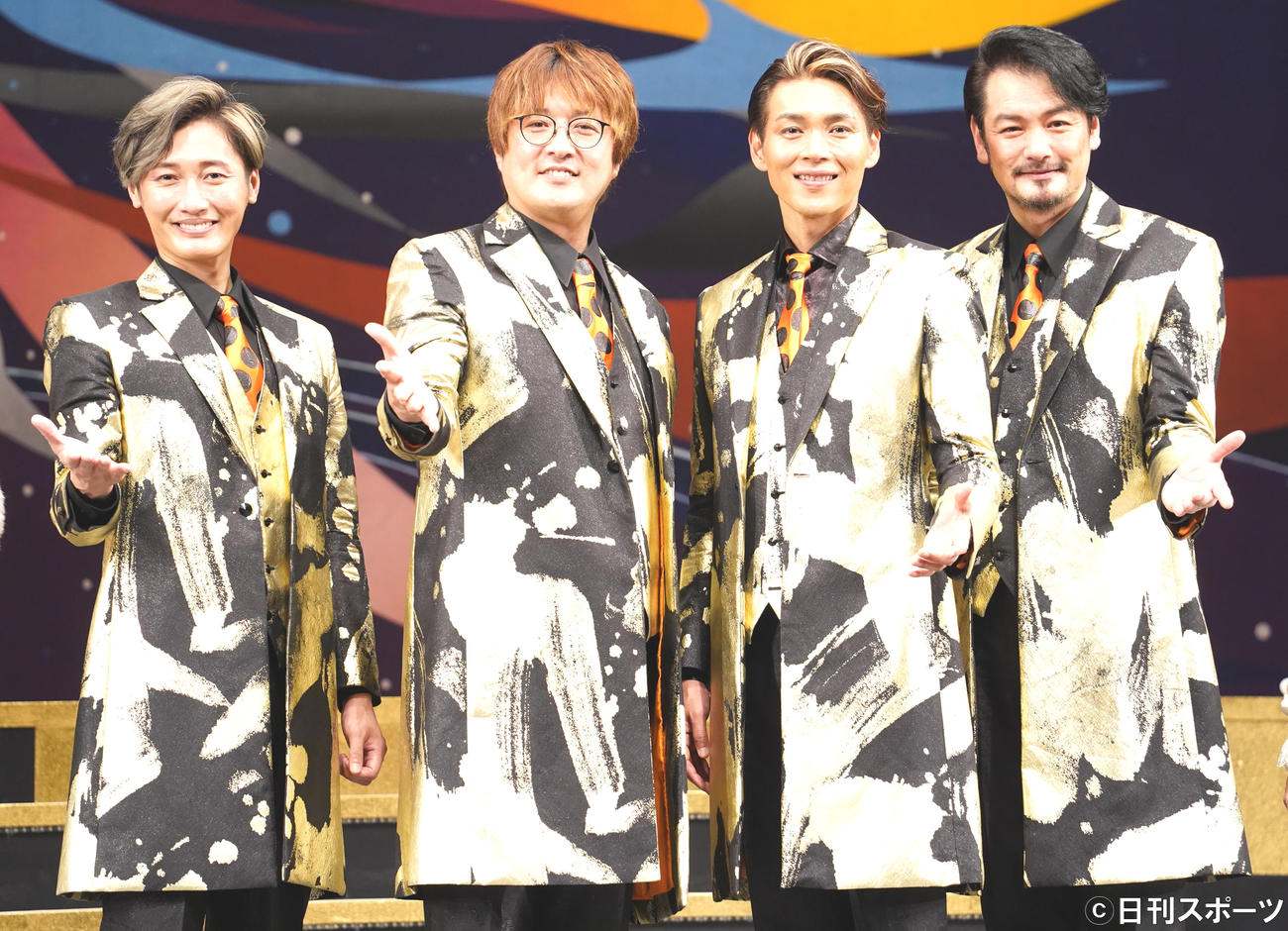 初日会見を行った、左から純烈の後上翔太、酒井一圭、白川裕二郎、小田井涼平（撮影・佐藤勝亮）
