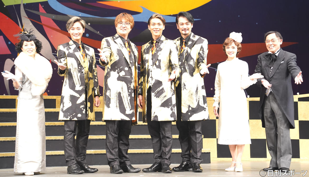 初日会見を行った、左から磯野貴理子、純烈の後上翔太、酒井一圭、白川裕二郎、小田井涼平、星野真里、曽我廼家寛太郎（撮影・佐藤勝亮）