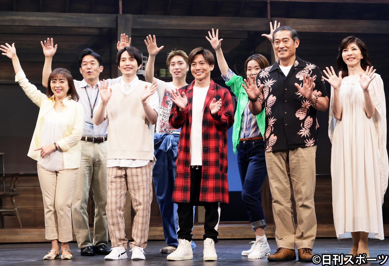 笑顔を見せる出演者たち。左から松本明子、ペナルティのヒデ、浜中文一、松下優也、屋良朝幸、隅田美保、松平健、安寿ミラ（撮影・足立雅史）