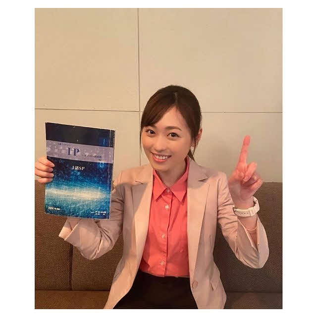 出演するテレビ朝日系ドラマ「IP～サイバー捜査班」の台本を手に笑顔の福原遥