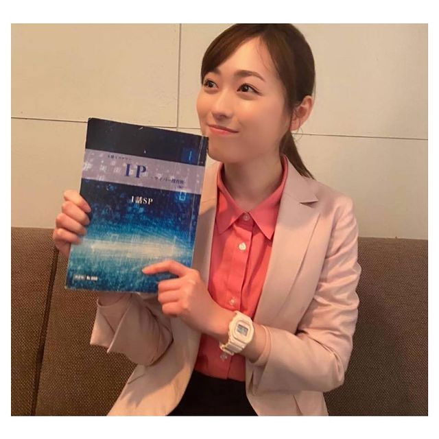 出演するテレビ朝日系ドラマ「IP～サイバー捜査班」の台本を手に笑顔の福原遥