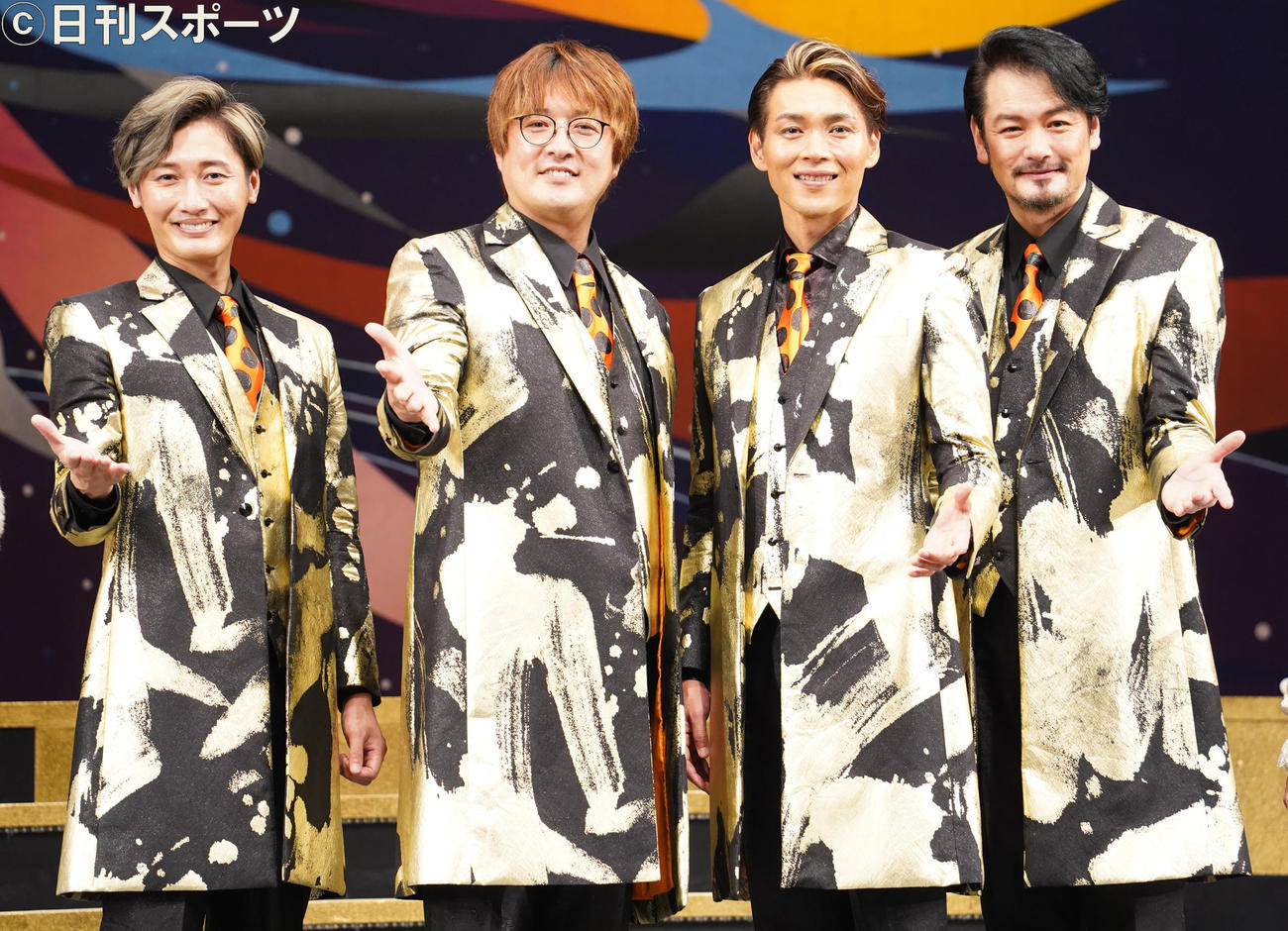 初日会見を行った、左から純烈の後上翔太、酒井一圭、白川裕二郎、小田井涼平（撮影・佐藤勝亮）