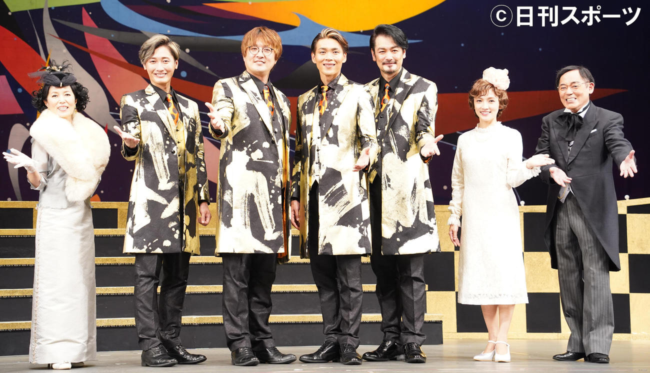 初日会見を行った、左から磯野貴理子、純烈の後上翔太、酒井一圭、白川裕二郎、小田井涼平、星野真里、曽我廼家寛太郎（撮影・佐藤勝亮）