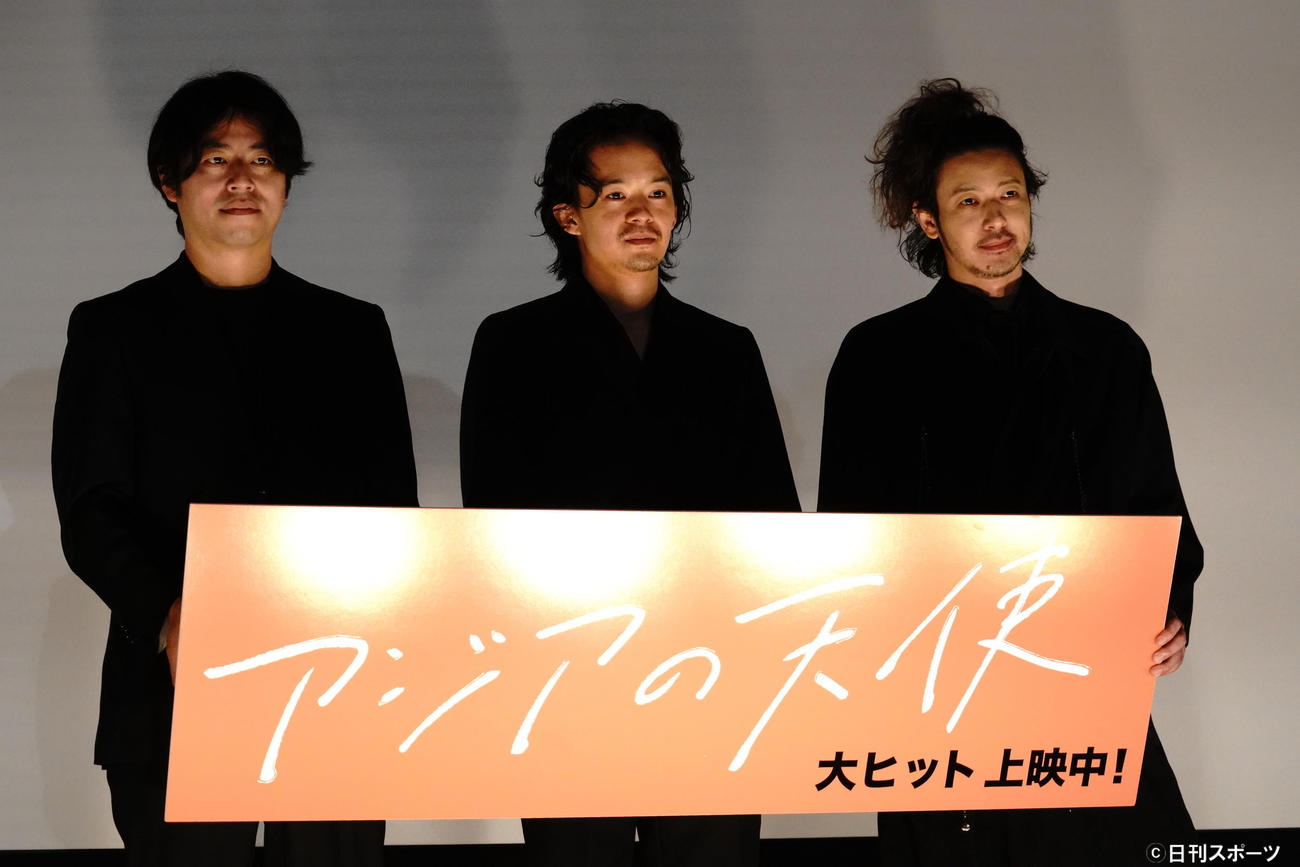 映画「アジアの天使」の公開記念舞台あいさつに出席した、左から石井裕也監督、池松壮亮、オダギリジョー（撮影・佐藤成）