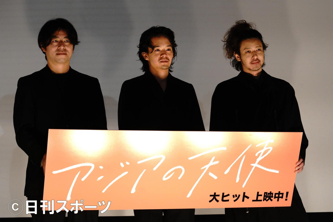 映画「アジアの天使」の公開記念舞台あいさつに出席した、左から石井裕也監督、池松壮亮、オダギリジョー（撮影・佐藤成）