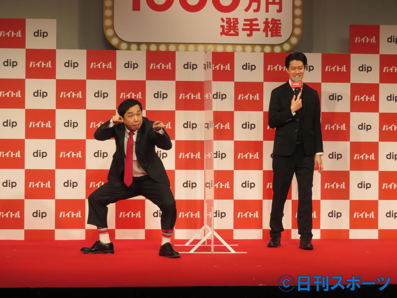 「バイ撮るで1000万円選手権」表彰式に出席し、爆笑問題太田光のものまねを披露するせいや（左）と粗品（撮影・横山慧）