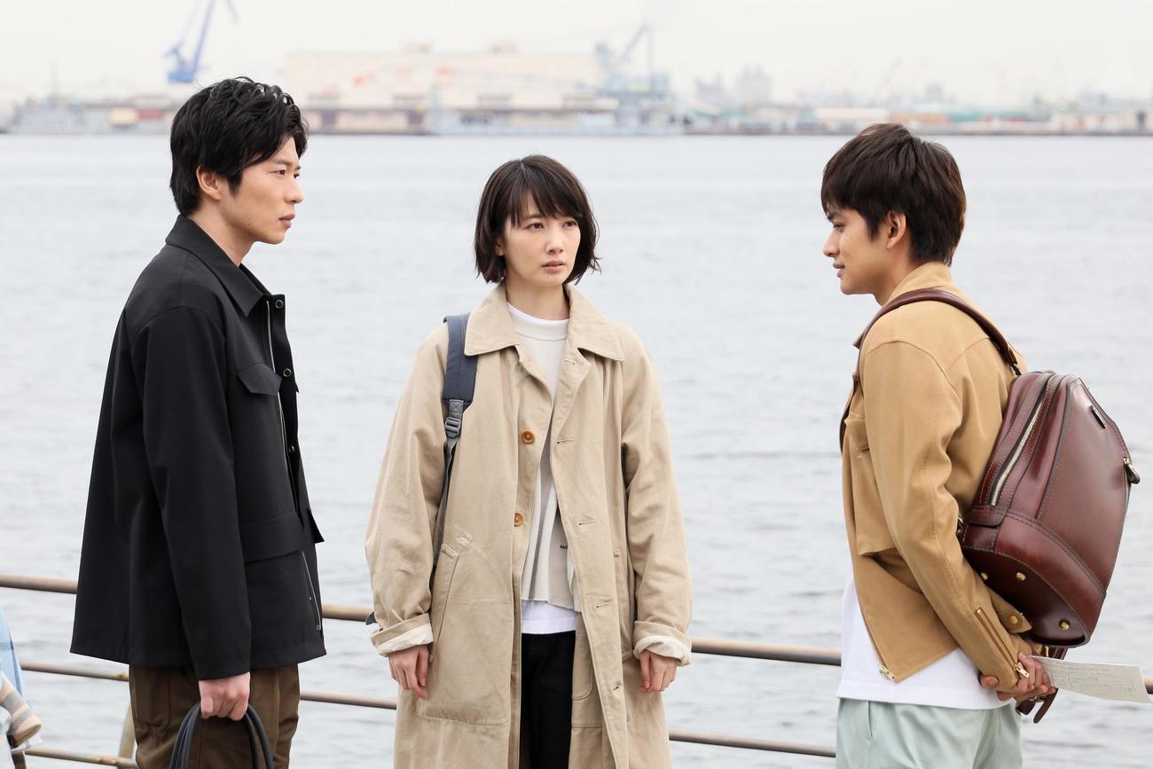成瀬暁人（田中圭＝左）と朝倉美月（波留＝中）に自分の思いを話す桜庭瞬（北村匠海）（C）フジテレビ
