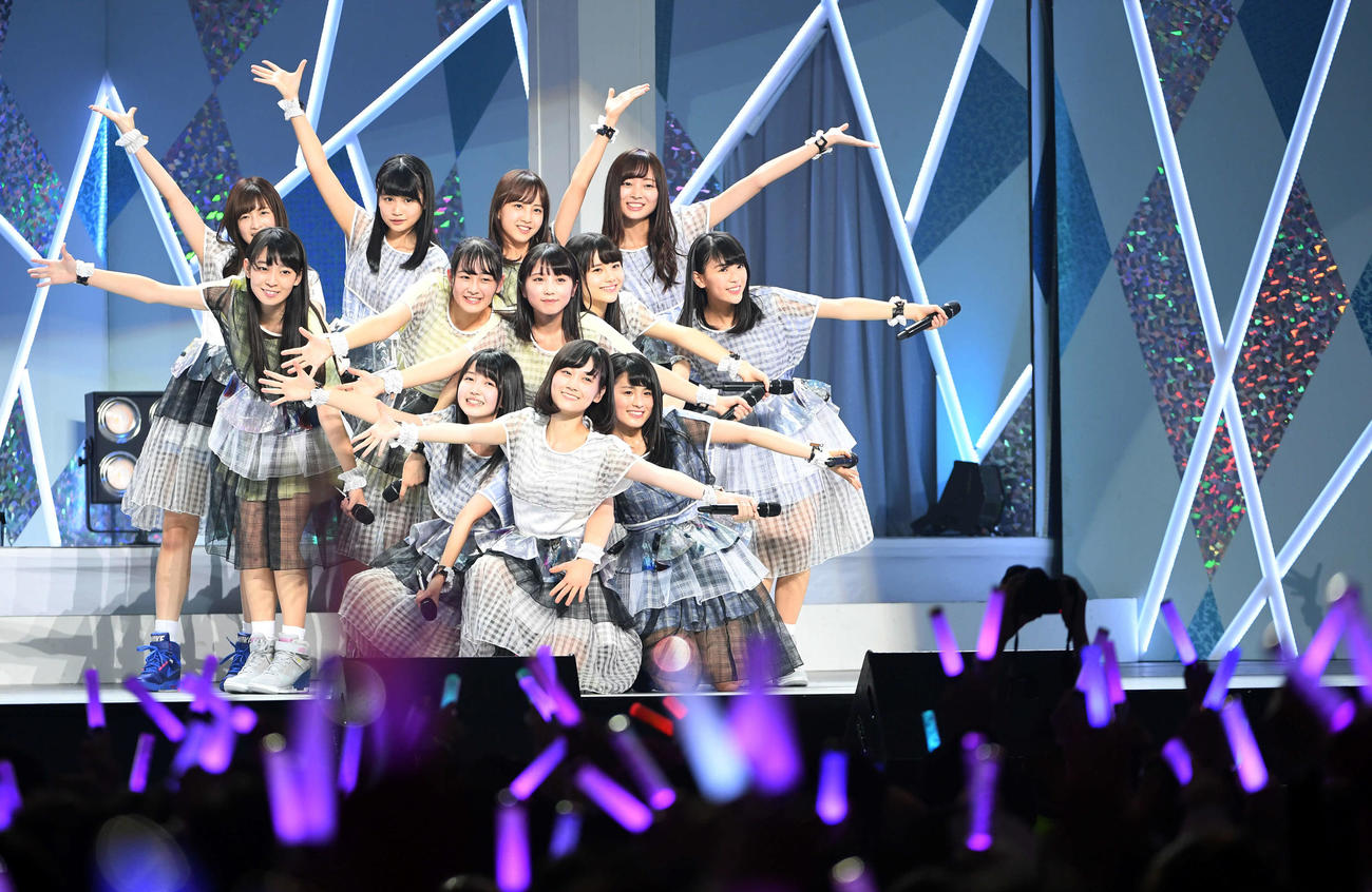 2016年12月　「ガールズルール」を披露した乃木坂46の3期生。前列左から、久保史緒里、山下美月、大園桃子。中列左から、阪口珠美、向井葉月、与田祐希、伊藤理々杏、岩本蓮加。後列左から、吉田綾乃クリスティー、中村麗乃、佐藤楓、梅沢美波
